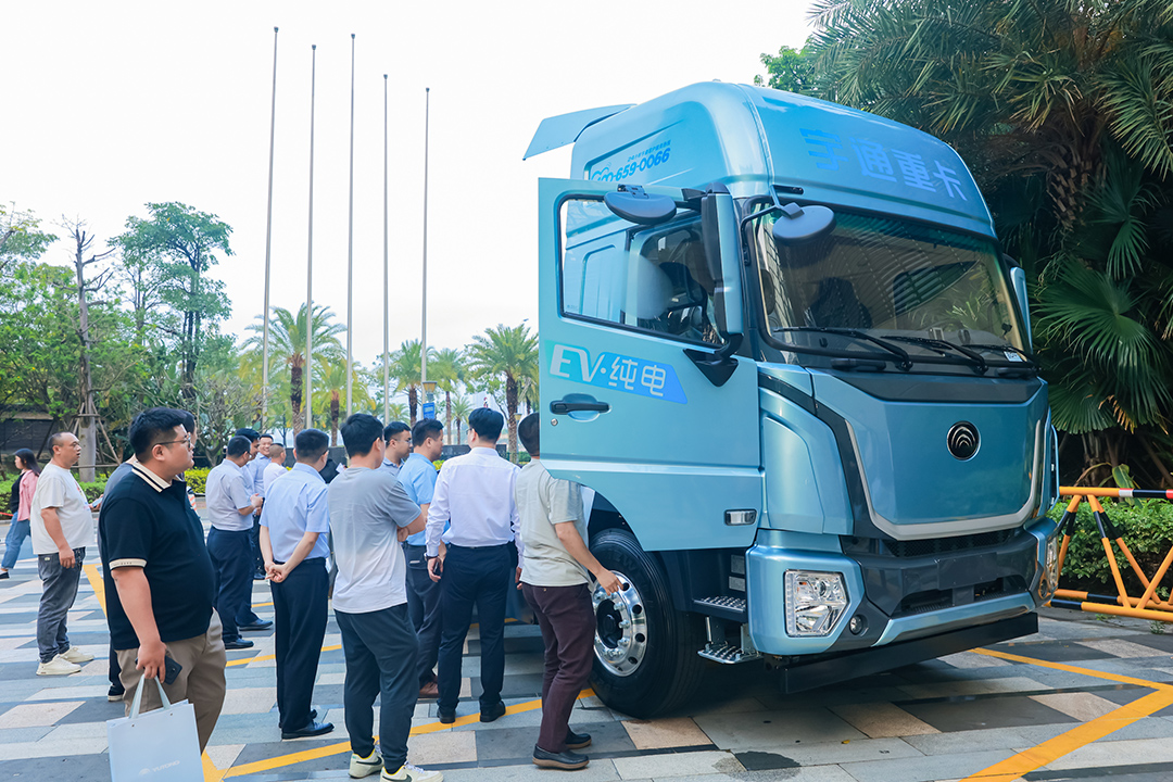宇通重卡2025款新品亮相廈門，為東南沿海樞紐注入綠色動(dòng)力