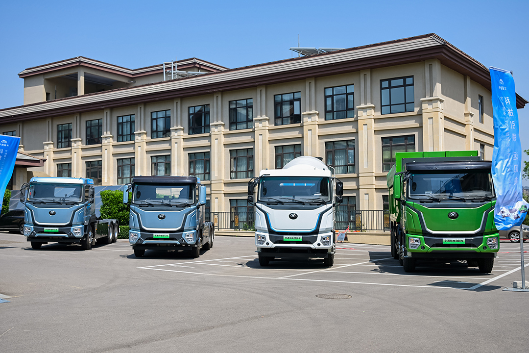 跑贏每一度｜一路北上，宇通重卡2025款新品亮相“國際莊”！