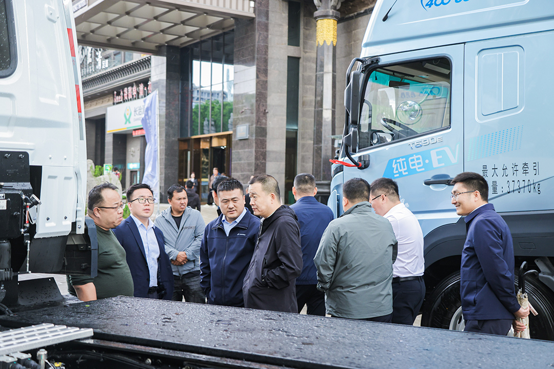 跑贏每一度丨批量簽售！宇通重卡2025款新品閃耀長治