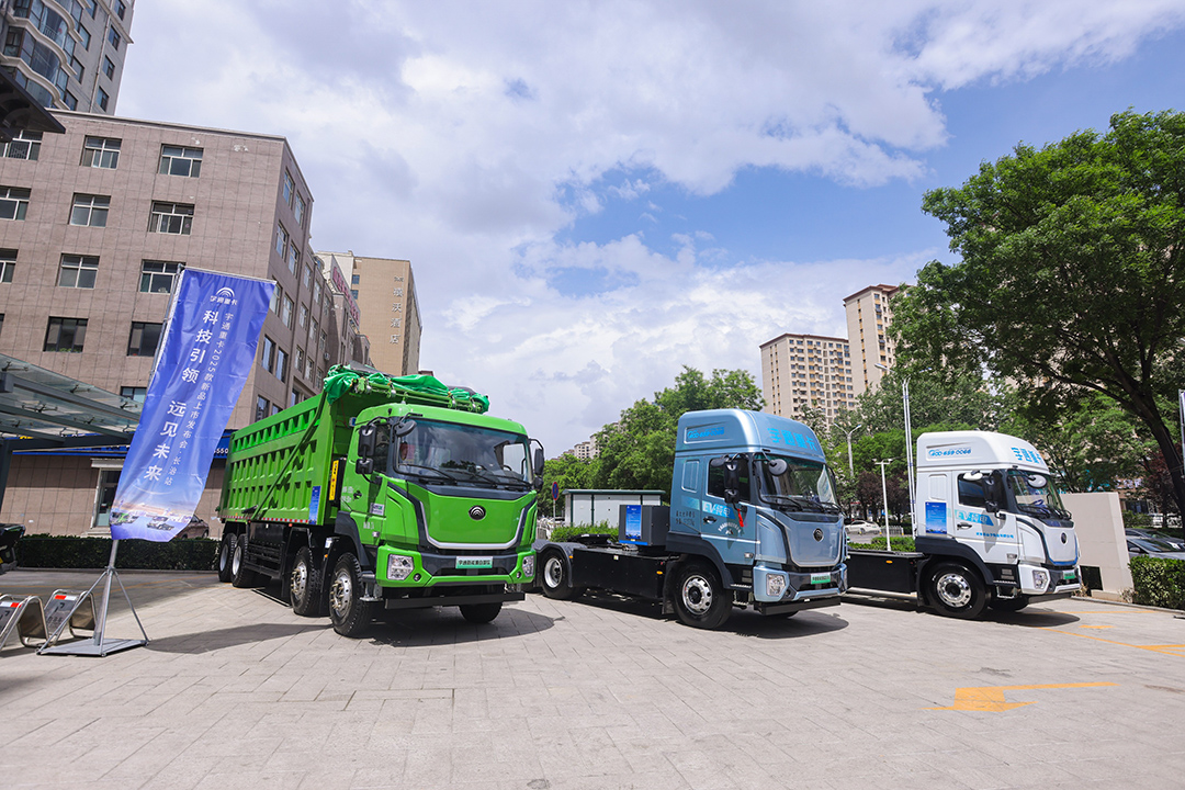 跑贏每一度丨批量簽售！宇通重卡2025款新品閃耀長治