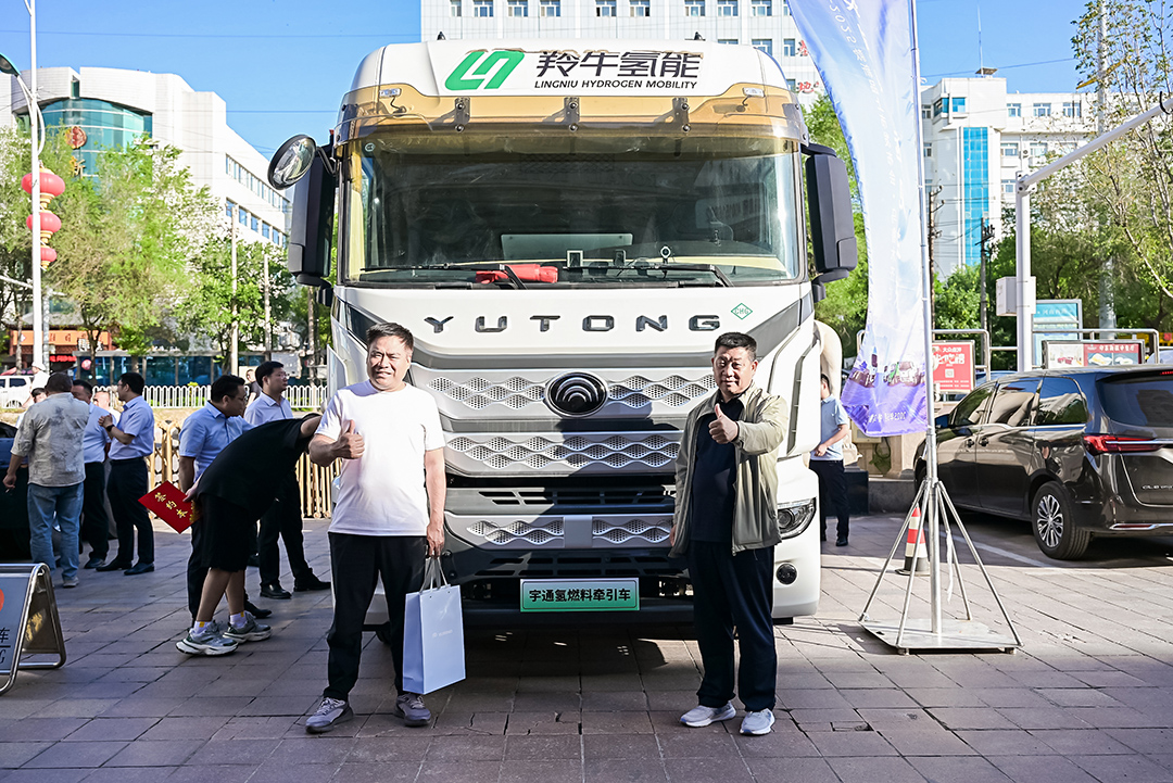 跑贏每一度丨從烏市到新鄉，宇通重卡唱響新品上市“雙城記”