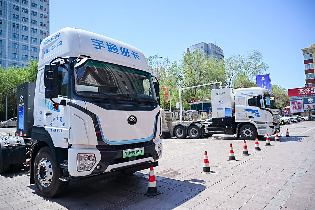 跑贏每一度丨從烏市到新鄉，宇通重卡唱響新品上市“雙城記”