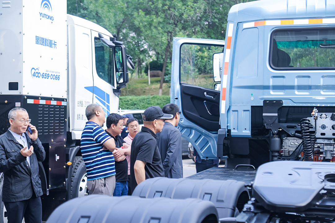 跑贏每一度丨從烏市到新鄉，宇通重卡唱響新品上市“雙城記”