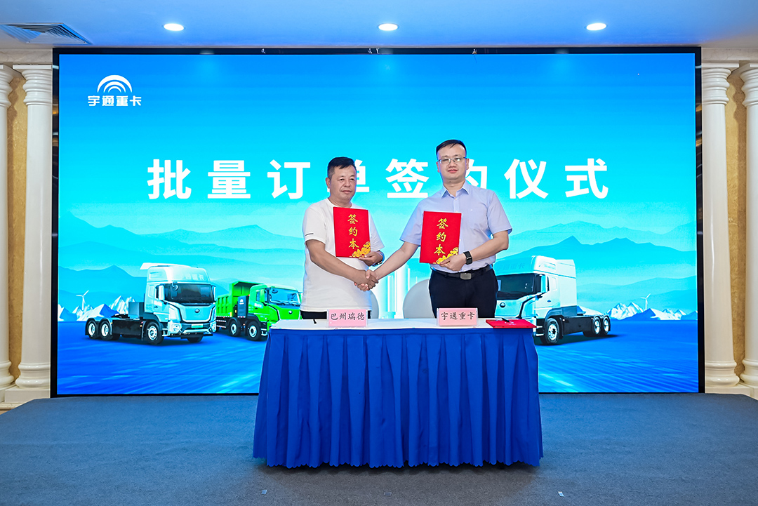 跑贏每一度丨從烏市到新鄉，宇通重卡唱響新品上市“雙城記”